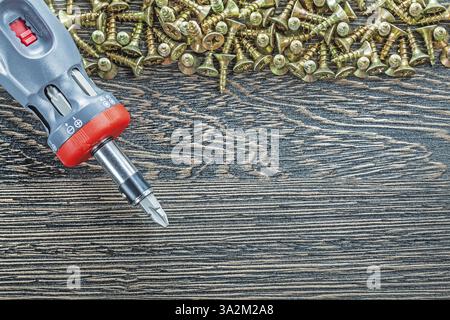 Schraubendreher auf Holzplatte Stockfoto