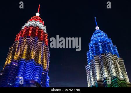 Kuala Lumpur, Malaysia: Ein beeindruckender Tiefwinkelschuss der Petronas Twin Towers Stockfoto