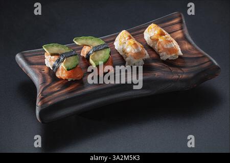 Sushi Ama Ebi Nigiri Mit Lachs Avocado Und Garnelen Auf Einem Holztablett Stockfoto