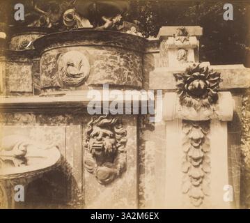 Dieses Foto von Eugène Atget zeigt das Buffet im Grand Trianon in Versailles. Das Bild zeigt das komplizierte Design des Innenraums, typisch für Atgets Fokus auf die Aufnahme der Details der königlichen Architektur. Stockfoto