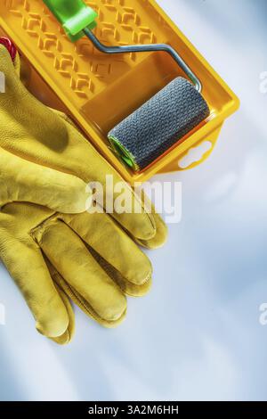 Satz Lederschutzhandschuhe Malerwalze auf weißem Hintergrund Stockfoto