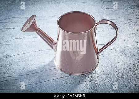 Vintage-Gießkanne auf metallischem Hintergrund Gartenkonzept Stockfoto