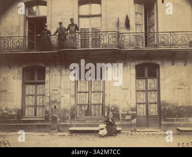 Dieses Foto von Eugène Atget aus dem Jahr 1907 zeigt das Hôtel du 18ième siècle in der Rue Saint-Saveur 22 und betont seine historische Architektur. Stockfoto