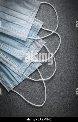Sterile Operationsmasken auf grauem Hintergrund Stockfoto