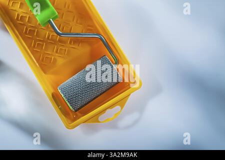 Satz der Walze des Farbbehälters auf weißem Hintergrund Stockfoto