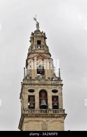 La Mezquita, Moschee, Kathedrale von Cordoba, Cordoba, Andalusien, Spanien, Europa, Nahaufnahme eines Glockenturms mit mehreren Glocken vor grauem Himmel, Euro Stockfoto