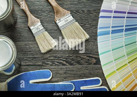 Sicherheitshandschuhe Pinsel Dosen pantone-Lüfter auf Holzbrett Stockfoto
