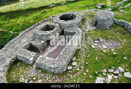 Beehive Hütten und cashel, bekannt als Caherconnor. Teil der Fahan-Gruppe von alten Clochan-Siedlungen auf der Dingle Peninsula County Kerry, 4 km westlich von Ventry Stockfoto