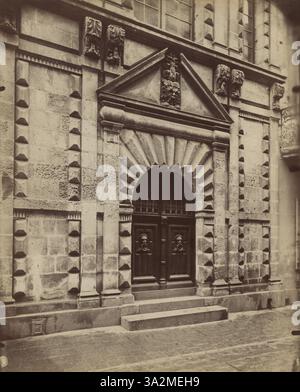 Dieses Foto von Eugène Atget, das vor 1900 aufgenommen wurde, zeigt das Hôtel de Ville in La Rochelle und zeigt seinen architektonischen Stil und seine Umgebung. Stockfoto