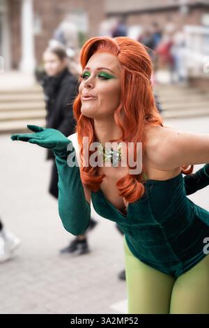 YORK, GROSSBRITANNIEN - 2. MÄRZ 2025. Eine realistische Cosplayerin, die als der Bösewicht Poison Ivy aus der Batman-Reihe von DC Comics auftritt Stockfoto
