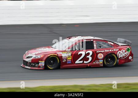 13. Juli 2014 - Loudon, NH, USA - 13. Juli 2014 - Loudon, New Hampshire, USA - Alex Bowman (23), Fahrer der Sprint Cup Series, fährt in Runde 4 während des NASCAR Sprint Cup Series Camping World RV 301 auf dem New Hampshire Motor Speedway in Loudon, New Hampshire. Eric Canha/CSM(Bild: © Eric Canha/Cal Sport Media/ZUMAPRESS.com) Stockfoto