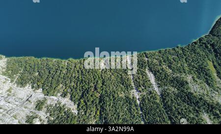 Aus der Vogelperspektive auf den Strand des Königssees, Deutschland Stockfoto