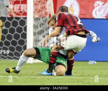 2. August 2014 - Charlotte, NC, USA - AC Mailand Torhüter Gabriel Vasconcellos trifft Mannschaftskamerad Mattia de Sciglio (2), nachdem er in der zweiten Halbzeit gegen Liverpool während des Internationalen Champions-Cup-Spiels im Bank of America Stadium in Charlotte, N.C., am Samstag, den 2. August 2014 einen Ball eingespart hat. Liverpool gewann mit 2:0. (Bild: © David T. Foster/MCT/ZUMA Wire) Stockfoto