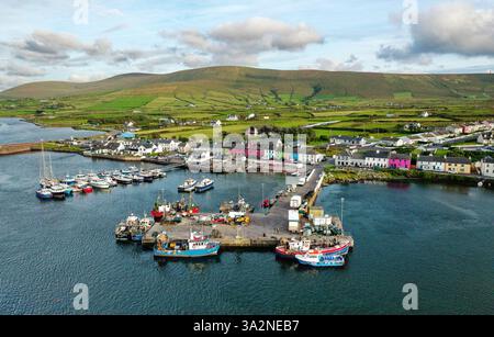 Portmagee Fischerdorf am Ring of Kerry Iveragh Peninsula. County Kerry, Irland. Blick auf die Drohne aus der Luft nach Süden Stockfoto