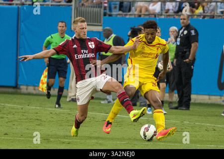 August 2014 – Charlotte, NC, USA S - Liverpool MF JORDON IBE (33) und AC Milan DF IGNAZIO ABATE (20) kämpfen um den Ball. Liverpool besiegte A.C. Milan 2-0 im Bank of America Stadium in Charlotte, NC. (Bild: © Jacob Kupferman/ZUMA Wire) Stockfoto