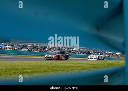 August 2014 - Watkins Glen, New York, USA S - 10. August 2014: Ein Blick durch die Schutzschiene, während Kurt Busch (41) und Jimmie Johnson (48) der Sprint Cup Series-Fahrer während des Cheez-IT 355 in Watkins Glen International, Watkins Glen, NY, den S-Kurven nähern. Obligatorischer Kredit: Kostas Lymperopoulos /CSM (Kredit Bild: © Kostas Lymperopoulos/Cal Sport Media/ZUMAPRESS.com) Stockfoto