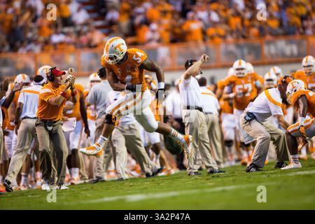 31. August 2014 – Knoxville, Tennessee, USA – 31. August 2014: Jordan Williams #54 der Tennessee Volunteers feiert während des NCAA Football-Spiels zwischen den University of Tennessee Volunteers und den Utah State Aggies im Neyland Stadium in Knoxville, TN(Credit Image: © Fotograf:Tim Gangloff/Cal Sport Media/ZUMAPRESS.com) Stockfoto