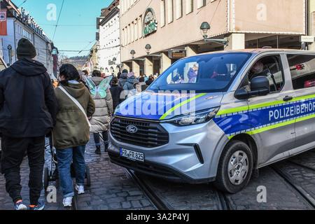 Polizeipraesenz beim Narrentreiben in der Freiburger Innenstadt. *** Polizeipräsenz beim Karneval in der Freiburger Innenstadt Stockfoto