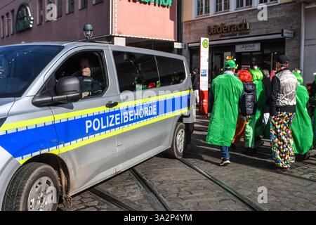Polizeipraesenz beim Narrentreiben in der Freiburger Innenstadt. *** Polizeipräsenz beim Karneval in der Freiburger Innenstadt Stockfoto