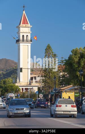 Zakynthos, Griechenland - 14. August 2016: Menschen und Autos sind auf der Küstenstraße des Hafens von Zante, vertikales Foto Stockfoto