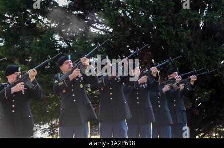 1. September 2014 - Columbia, SC, USA - Soldaten feuern während einer Kranzniederlegung am Montag, 1. September 2014 in Fort Jackson einen Gruß mit 21 Kanonen ab, um die Veteranen der Ardenschlacht während ihrer Nationalversammlung in Columbia, S.C. zu ehren (Credit Image: © Tracy Glantz/MCT/ZUMA Wire) Stockfoto