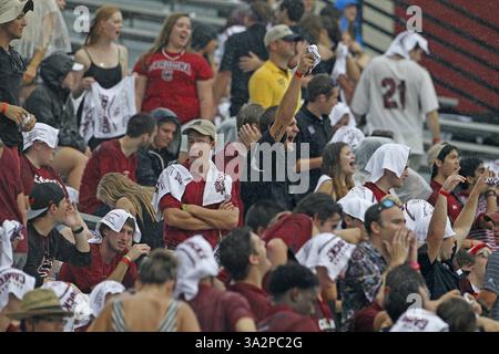 September 2014 - Columbia, SC, USA - Fans warten auf eine Wetterverzögerung und den Start des Gamecocks-Spiels gegen Georgia im Williams-Brice Stadium, Samstag, 13. September 2014 in Columbia, S.C. (Credit Image: © Gerry Melendez/MCT/ZUMA Wire) Stockfoto