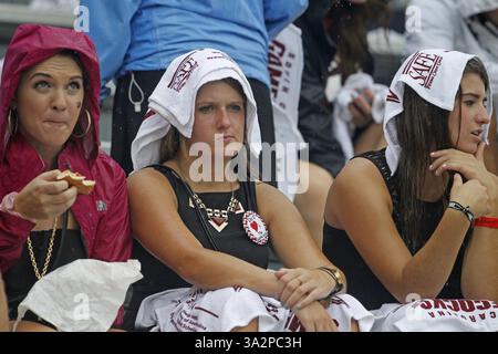 September 2014 - Columbia, SC, USA - Fans warten auf eine Wetterverzögerung und den Start des Gamecocks-Spiels gegen Georgia im Williams-Brice Stadium, Samstag, 13. September 2014 in Columbia, S.C. (Credit Image: © Gerry Melendez/MCT/ZUMA Wire) Stockfoto