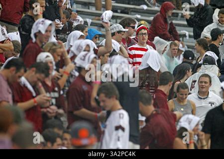 September 2014 - Columbia, SC, USA - Fans, darunter Waldo, warten Sie auf eine Wetterverzögerung und den Start des Gamecocks-Spiels gegen Georgia im Williams-Brice Stadium, Samstag, 13. September 2014 in Columbia, S.C. (Bild: © Gerry Melendez/MCT/ZUMA Wire) Stockfoto