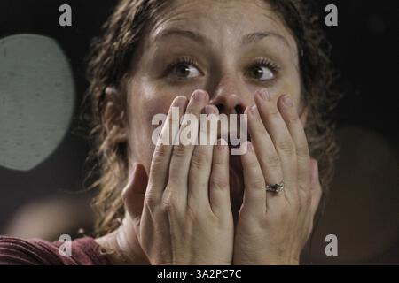 13. September 2014 - Columbia, SC, USA - Ein Fan aus South Carolina beobachtet die Action in der zweiten Hälfte des Gamecocks-Spiels gegen Georgia im Williams-Brice Stadium, Samstag, den 13. September 2014 in Columbia, S.C., die Gamecocks verärgerten Georgia um einen Sieg von 38-35. (Abbildung: © Gerry Melendez/MCT/ZUMA Wire) Stockfoto