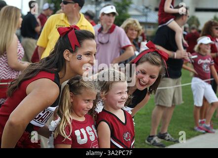 13. September 2014 - Columbia, SC, USA - Fans treffen sich beim Gamecock Walk und begrüßen das Team beim Eintritt in das Stadion für das Spiel gegen Georgia in South Carolina im Williams-Brice Stadium am Samstag, den 13. September 2014 in Columbia, S.C. die Gamecocks verärgerten Georgia um einen Sieg von 38-35. (Bild: © Kim Kim Foster-Tobin/MCT/ZUMA Wire) Stockfoto