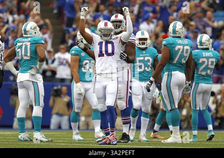 14. September 2014 - Buffalo, NY, USA - Buffalo Bills Wide Receiver Robert Woods (10) feiert einen ersten Down-Empfang von Buffalo Bills Tight End Scott Chandler (84) im ersten Quartal, als die Buffalo Bills die Miami Dolphins im Ralph Wilson Stadium am Sonntag, den 14. September 2014 in Buffalo, N.Y. die Bills schlagen die Delfine 29-10. (Abbildung: © Al Diaz/MCT/ZUMA Wire) Stockfoto