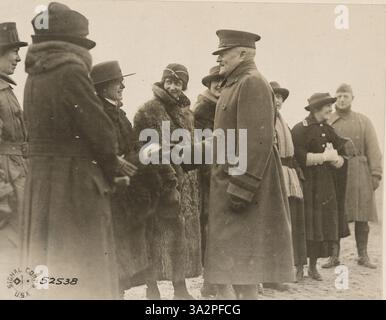 General John J. Pershing, Oberbefehlshaber, spricht mit Roten-Kreuz-Frauen. Forward Camp, Nahe Le Mans, Sarthe, Frankreich Stockfoto