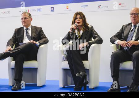 Neapel, Italien. März 2025. Der stellvertretende Minister für auswärtige Angelegenheiten und internationale Zusammenarbeit, Edmondo Cirielli, und die Tourismusministerin Daniela Santanche bei der Einweihung der 28. Ausgabe der BMT (Mittelmeer-Tourismusbörse) in der Mostra d'Oltremare in Neapel, 13. März 2025. Quelle: Live Media Publishing Group/Alamy Live News Stockfoto