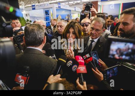 Neapel, Italien. März 2025. Der stellvertretende Minister für auswärtige Angelegenheiten und internationale Zusammenarbeit, Edmondo Cirielli, und die Tourismusministerin Daniela Santanche bei der Einweihung der 28. Ausgabe der BMT (Mittelmeer-Tourismusbörse) in der Mostra d'Oltremare in Neapel, 13. März 2025. Quelle: Live Media Publishing Group/Alamy Live News Stockfoto