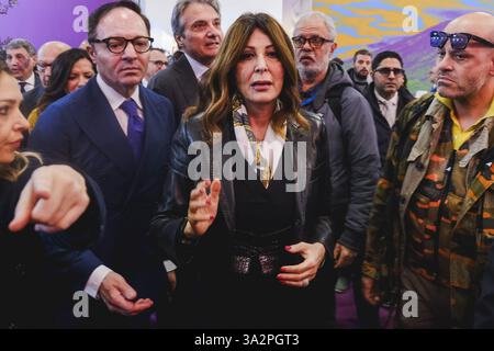 Neapel, Italien. März 2025. Der stellvertretende Minister für auswärtige Angelegenheiten und internationale Zusammenarbeit, Edmondo Cirielli, und die Tourismusministerin Daniela Santanche bei der Einweihung der 28. Ausgabe der BMT (Mittelmeer-Tourismusbörse) in der Mostra d'Oltremare in Neapel, 13. März 2025. Quelle: Live Media Publishing Group/Alamy Live News Stockfoto