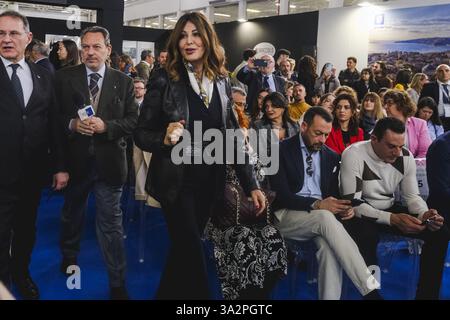 Neapel, Italien. März 2025. Der stellvertretende Minister für auswärtige Angelegenheiten und internationale Zusammenarbeit, Edmondo Cirielli, und die Tourismusministerin Daniela Santanche bei der Einweihung der 28. Ausgabe der BMT (Mittelmeer-Tourismusbörse) in der Mostra d'Oltremare in Neapel, 13. März 2025. Quelle: Live Media Publishing Group/Alamy Live News Stockfoto