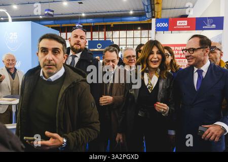 Neapel, Italien. März 2025. Der stellvertretende Minister für auswärtige Angelegenheiten und internationale Zusammenarbeit, Edmondo Cirielli, und die Tourismusministerin Daniela Santanche bei der Einweihung der 28. Ausgabe der BMT (Mittelmeer-Tourismusbörse) in der Mostra d'Oltremare in Neapel, 13. März 2025. Quelle: Live Media Publishing Group/Alamy Live News Stockfoto