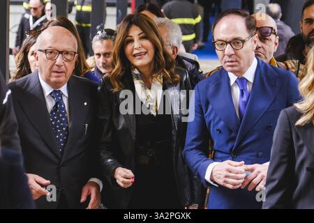 Neapel, Italien. März 2025. Der stellvertretende Minister für auswärtige Angelegenheiten und internationale Zusammenarbeit, Edmondo Cirielli, und die Tourismusministerin Daniela Santanche bei der Einweihung der 28. Ausgabe der BMT (Mittelmeer-Tourismusbörse) in der Mostra d'Oltremare in Neapel, 13. März 2025. Quelle: Live Media Publishing Group/Alamy Live News Stockfoto
