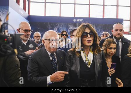 Neapel, Italien. März 2025. Der stellvertretende Minister für auswärtige Angelegenheiten und internationale Zusammenarbeit, Edmondo Cirielli, und die Tourismusministerin Daniela Santanche bei der Einweihung der 28. Ausgabe der BMT (Mittelmeer-Tourismusbörse) in der Mostra d'Oltremare in Neapel, 13. März 2025. Quelle: Live Media Publishing Group/Alamy Live News Stockfoto
