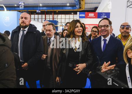 Neapel, Italien. März 2025. Der stellvertretende Minister für auswärtige Angelegenheiten und internationale Zusammenarbeit, Edmondo Cirielli, und die Tourismusministerin Daniela Santanche bei der Einweihung der 28. Ausgabe der BMT (Mittelmeer-Tourismusbörse) in der Mostra d'Oltremare in Neapel, 13. März 2025. Quelle: Live Media Publishing Group/Alamy Live News Stockfoto