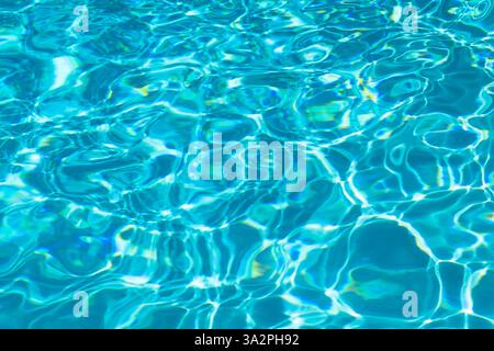 Wasseroberfläche im Pool. Blaue Wasserstruktur. Schließen Sie die blaue Wasseroberfläche. Blick auf die Meeresoberfläche aus der Vogelperspektive. Blaue Badepoll-Wasseroberfläche. Mustertextur. Stockfoto