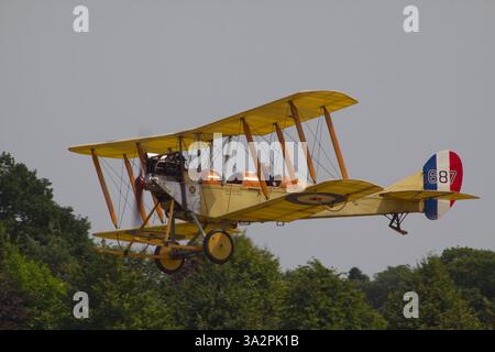 Niedrig fliegende Replica Royal Aircraft Factory BE2c Stockfoto