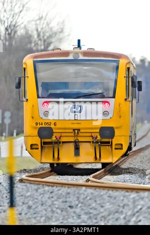 Regionalzug des Staatsunternehmens Ceske drahy oder der Tschechischen Eisenbahn in der Nähe des Bahnhofs. Großer Eisenbahnbetreiber in der Tschechischen Republik. Stockfoto