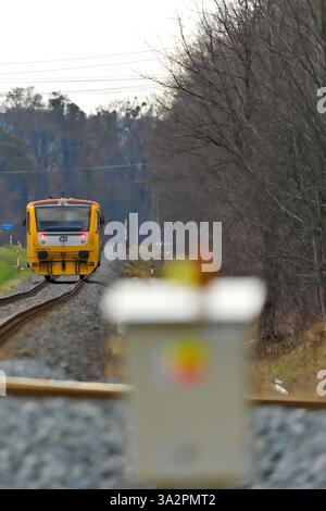 Regionalzug des Staatsunternehmens Ceske drahy oder der Tschechischen Eisenbahn in der Nähe des Bahnhofs. Großer Eisenbahnbetreiber in der Tschechischen Republik. Stockfoto