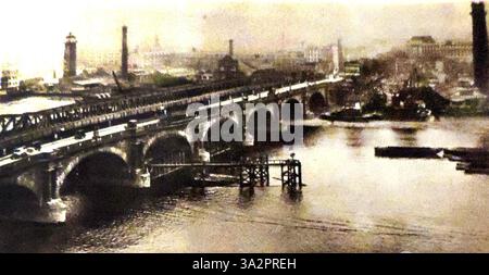 1924 Westminster Bridge, London mit umfangreichen Reparaturen aufgrund von Senkungen. Die von Thomas Page entworfene Brücke war seit dem 24. Mai 1862 in Betrieb. Eine frühere Brücke auf dem Gelände wurde am 18. November 1750 eröffnet. Die heutige Westminster Bridge ist symbolisch grün gestrichen, ebenso die Sitze im House of Commons, während die nahe gelegene Lambeth Bridge rot ist, passend zu den Sitzen im House of Lords. Stockfoto