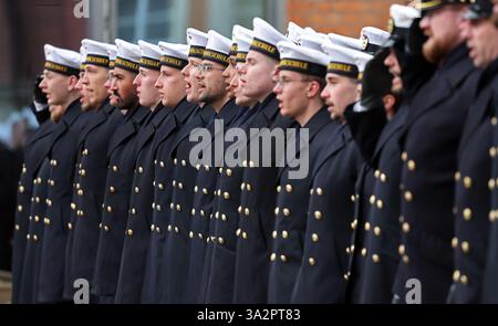 Stralsund, Deutschland. März 2025. Die Marine feiert die Vereidigung und feierliche Verschwörung von 116 Rekruten der Naval Technical School (MTS) Parow auf dem Alten Marktplatz. Quelle: Bernd Wüstneck/dpa/Alamy Live News Stockfoto