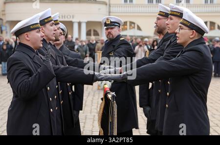 Stralsund, Deutschland. März 2025. Die Marine feiert die Vereidigung und feierliche Verschwörung von 116 Rekruten der Naval Technical School (MTS) Parow auf dem Alten Marktplatz. Quelle: Bernd Wüstneck/dpa/Alamy Live News Stockfoto
