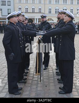 Stralsund, Deutschland. März 2025. Die Marine feiert die Vereidigung und feierliche Verschwörung von 116 Rekruten der Naval Technical School (MTS) Parow auf dem Alten Marktplatz. Quelle: Bernd Wüstneck/dpa/Alamy Live News Stockfoto