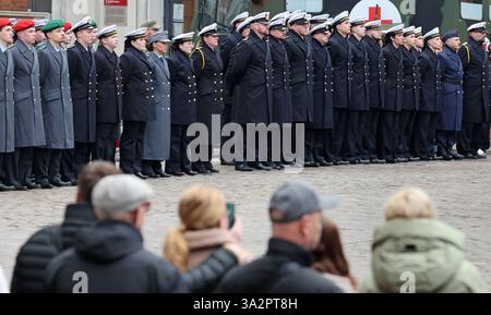 Stralsund, Deutschland. März 2025. Die Marine feiert die Vereidigung und feierliche Verschwörung von 116 Rekruten der Naval Technical School (MTS) Parow auf dem Alten Marktplatz. Quelle: Bernd Wüstneck/dpa/Alamy Live News Stockfoto