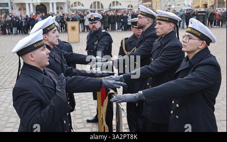 Stralsund, Deutschland. März 2025. Die Marine feiert die Vereidigung und feierliche Verschwörung von 116 Rekruten der Naval Technical School (MTS) Parow auf dem Alten Marktplatz. Quelle: Bernd Wüstneck/dpa/Alamy Live News Stockfoto